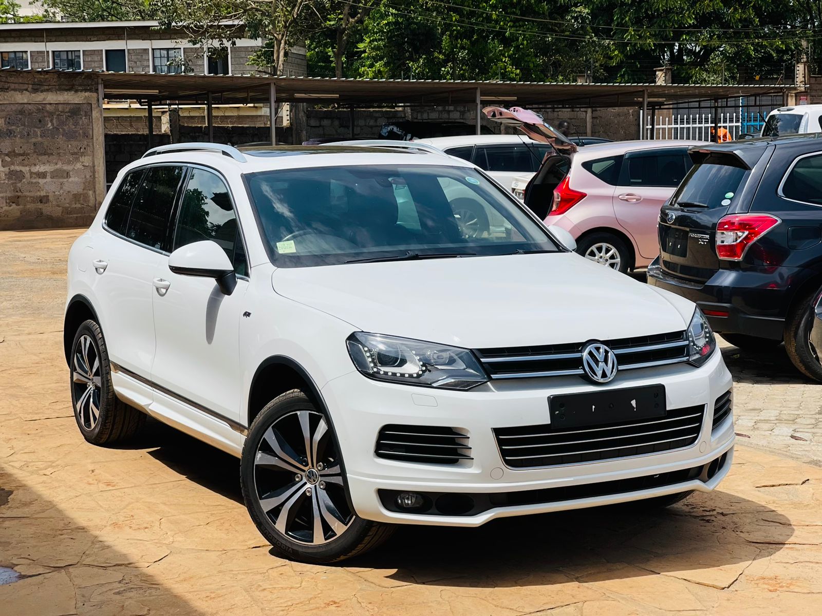 VW TOUAREG R-LINE FULLY LOADED 2015 New Cheapest Pay 20%
