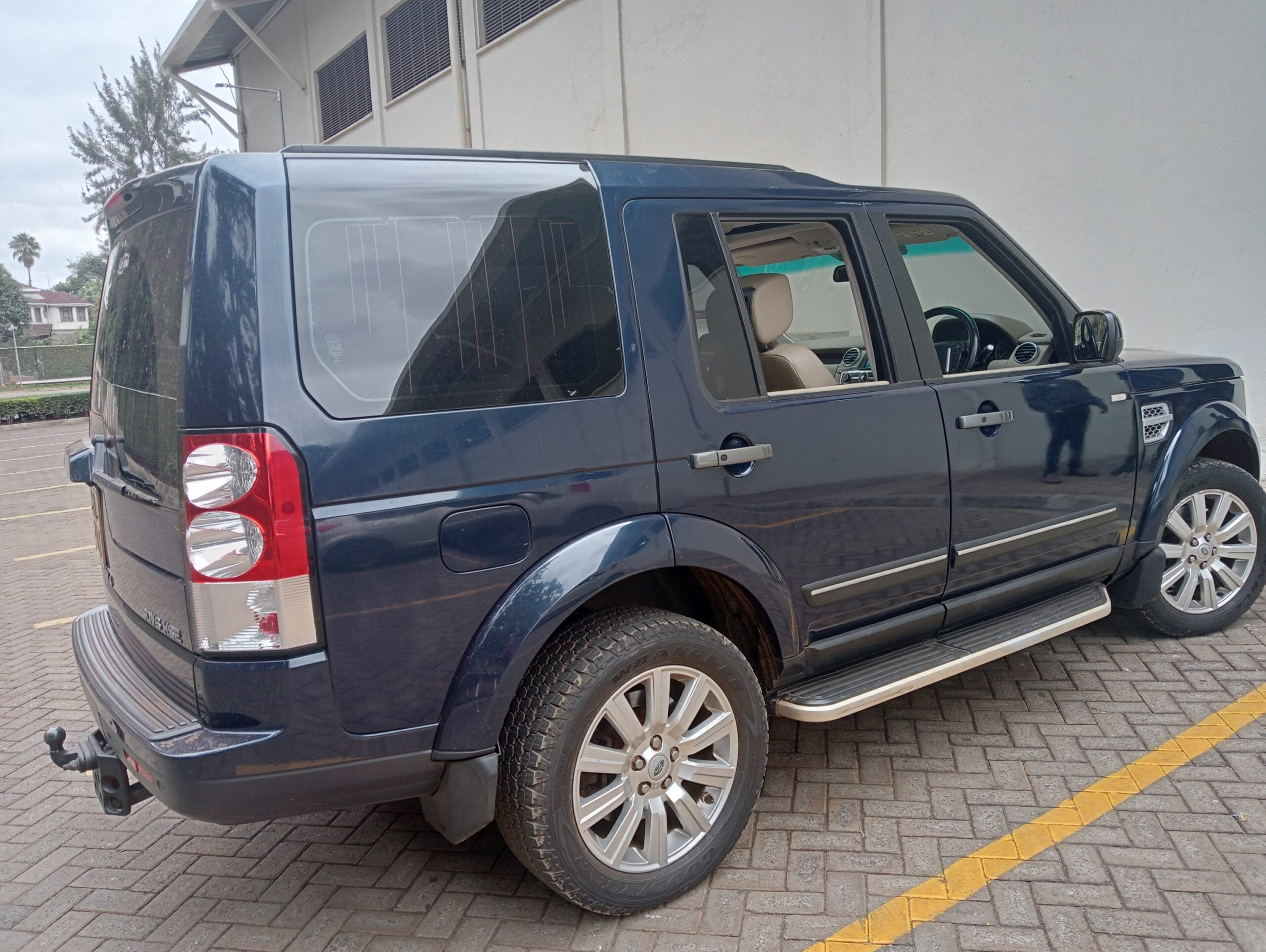 Discovery 4 2011 HSE triple sunroof Quick sale Pay 30% deposit Exclusive