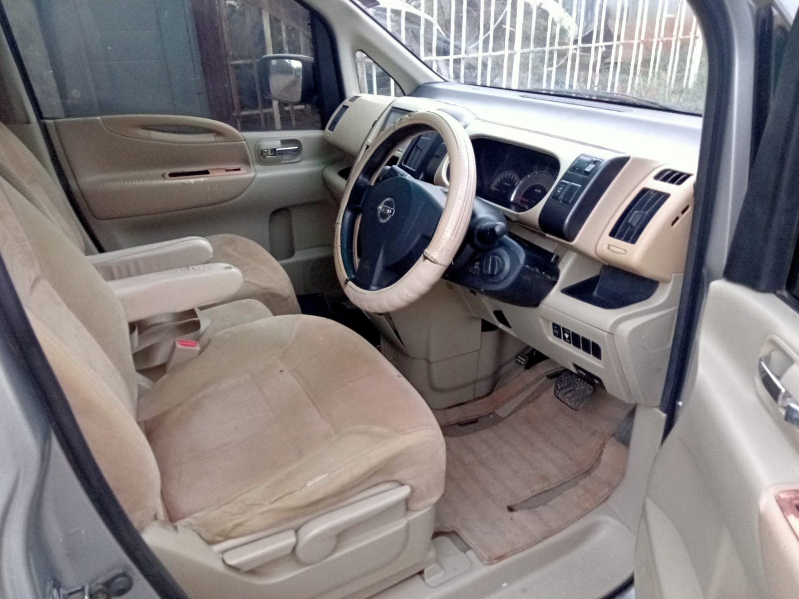Nissan Serena 520K ONLY Pay 20% Deposit Trade in OK Exclusive