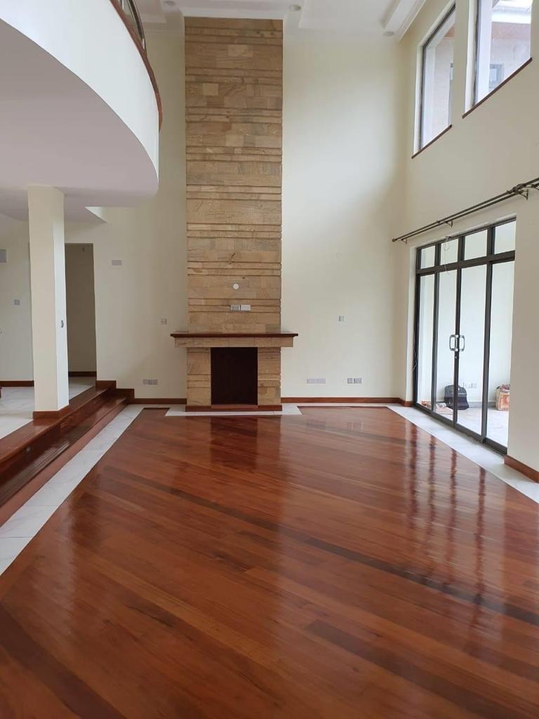 6 Bedroom maisonette on 1/2 acre plus swimming pool in Bogani On offer EXCLUSIVE