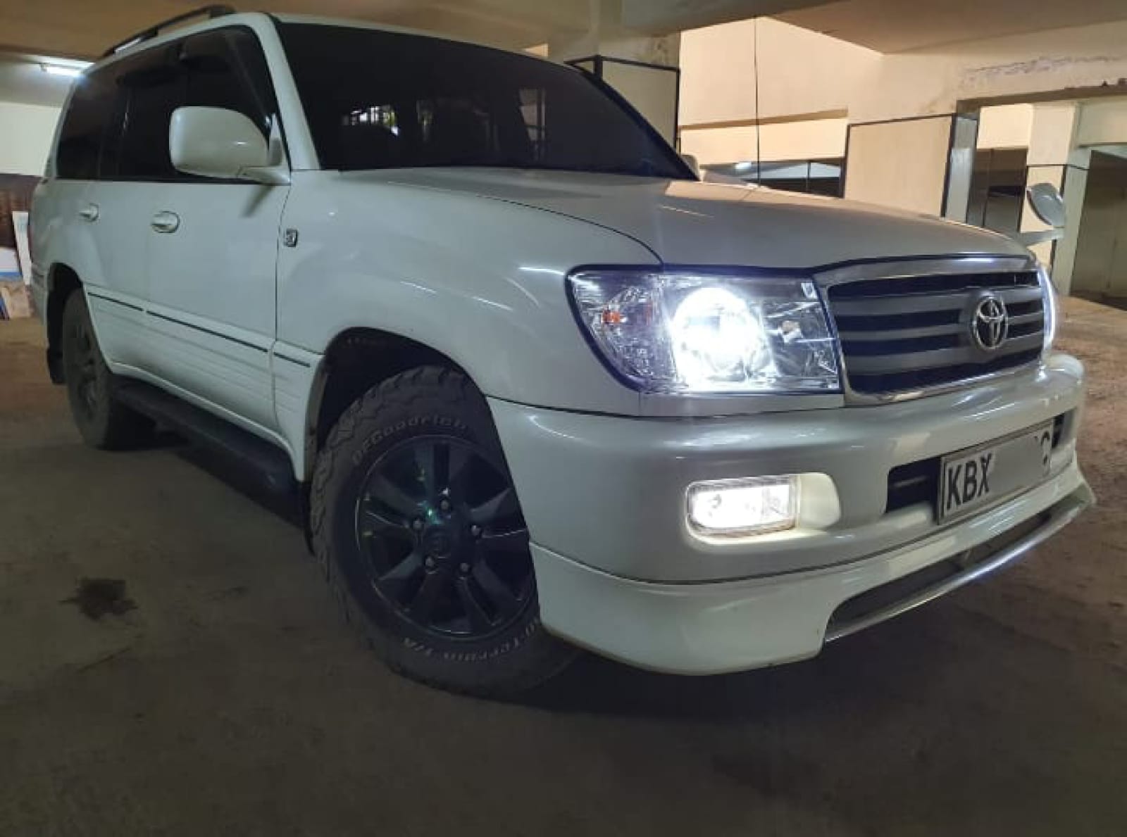 Toyota Landcruiser VX V8 100 SERIES SUNROOF QUICK SALE ASIAN OWNER You Pay 30% Deposit Trade in Ok For sale in Kenya