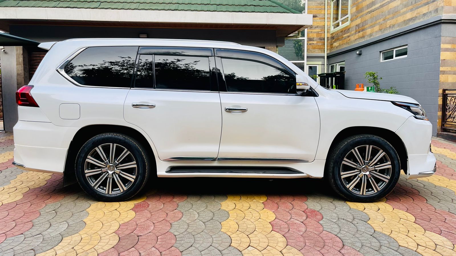 LEXUS LX 570 2016 Fully Loaded JUST ARRIVED EXCLUSIVE For SALE in Kenya